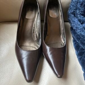 Calvin Klein "Dolly" Pointed-Toe Pumps Size 5M Dark Brown Leather
